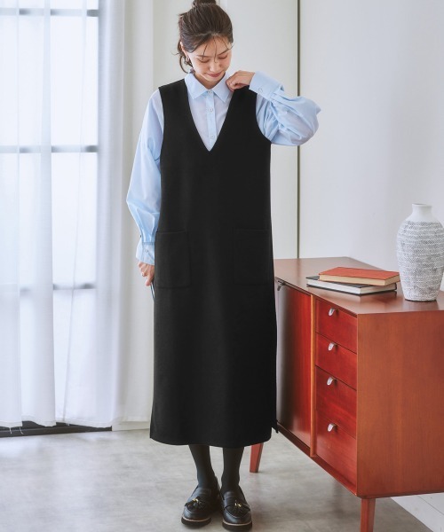 nissen（ニッセン）の「ウール調Ｖネックジャンパースカート（ジャンパースカート・レディース・ブラック/チャコールグレー/ベージュ系その他/ブラック系その他/グレー系その他・S-M/L-XL）」の2枚目の写真