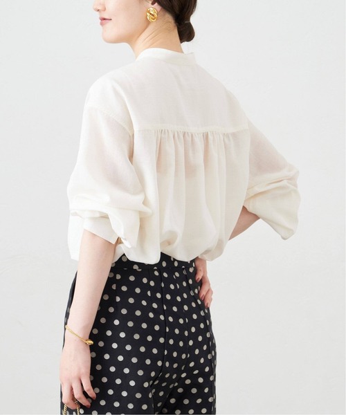 IENA（イエナ）の「《追加3》スパンボイル パールボタンシャツ（シャツ/ブラウス・レディース・ホワイト/ネイビー/ベージュ・38/36）」の12枚目の写真