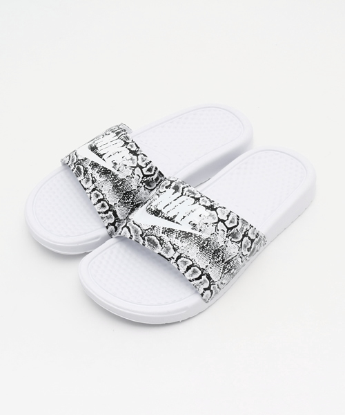 NIKE(ナイキ)の「WEGO/NIKE WMNS ベナッシ JDI プリント(サンダル・レディース・ホワイト/ブラック・SMALL/MEDIUM)」の2枚目の写真