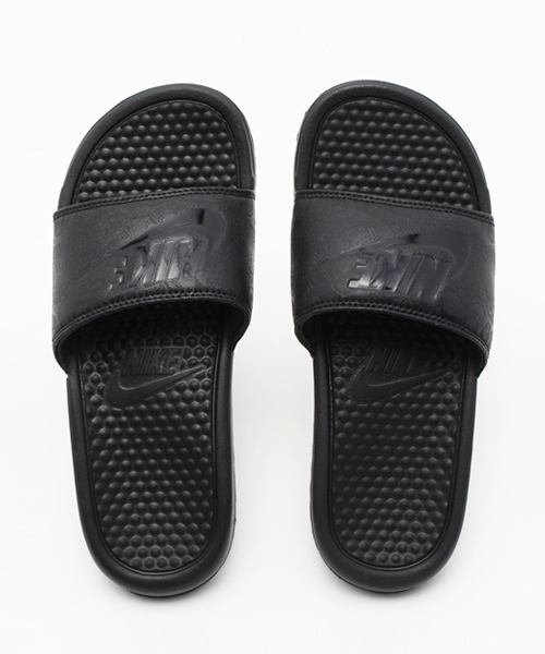NIKE(ナイキ)の「WEGO/NIKE WMNS ベナッシ JDI プリント(サンダル・レディース・ホワイト/ブラック・SMALL/MEDIUM)」の1枚目の写真