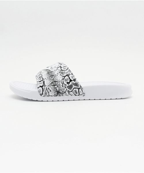 NIKE(ナイキ)の「WEGO/NIKE WMNS ベナッシ JDI プリント(サンダル・レディース・ホワイト/ブラック・SMALL/MEDIUM)」の3枚目の写真