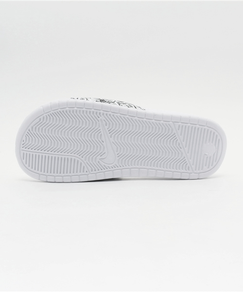 NIKE(ナイキ)の「WEGO/NIKE WMNS ベナッシ JDI プリント(サンダル・レディース・ホワイト/ブラック・SMALL/MEDIUM)」の4枚目の写真
