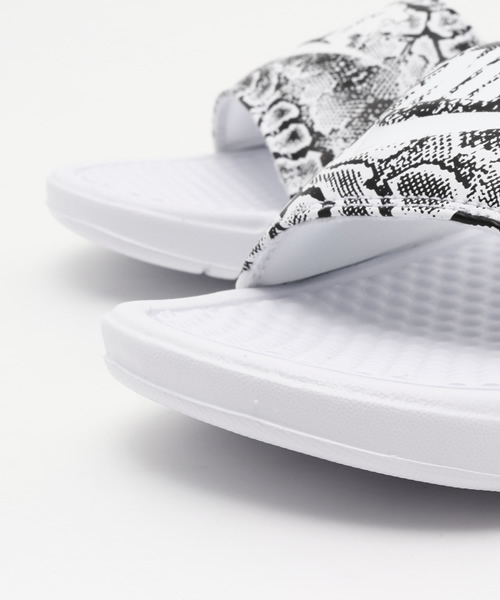 NIKE(ナイキ)の「WEGO/NIKE WMNS ベナッシ JDI プリント(サンダル・レディース・ホワイト/ブラック・SMALL/MEDIUM)」の6枚目の写真