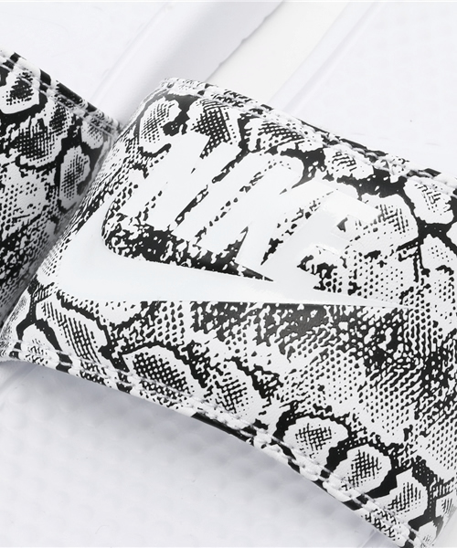 NIKE(ナイキ)の「WEGO/NIKE WMNS ベナッシ JDI プリント(サンダル・レディース・ホワイト/ブラック・SMALL/MEDIUM)」の7枚目の写真