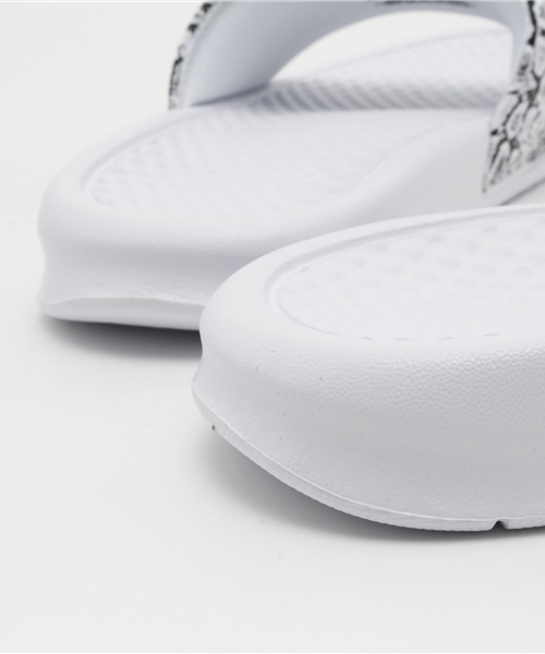 NIKE(ナイキ)の「WEGO/NIKE WMNS ベナッシ JDI プリント(サンダル・レディース・ホワイト/ブラック・SMALL/MEDIUM)」の8枚目の写真