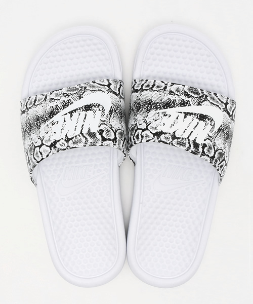 NIKE(ナイキ)の「WEGO/NIKE WMNS ベナッシ JDI プリント(サンダル・レディース・ホワイト/ブラック・SMALL/MEDIUM)」の9枚目の写真