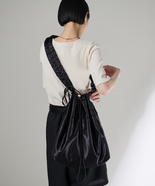 Shelly island（シェリーアイランド）の「ギャザーハンドルショルダーBAG（ショルダーバッグ・レディース・アイボリー/ブラック/グレー・FREE）」の3枚目の写真
