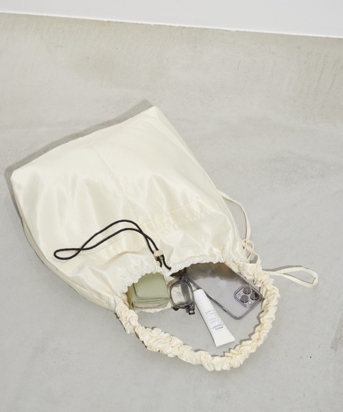 Shelly island（シェリーアイランド）の「ギャザーハンドルショルダーBAG（ショルダーバッグ・レディース・アイボリー/ブラック/グレー・FREE）」の5枚目の写真