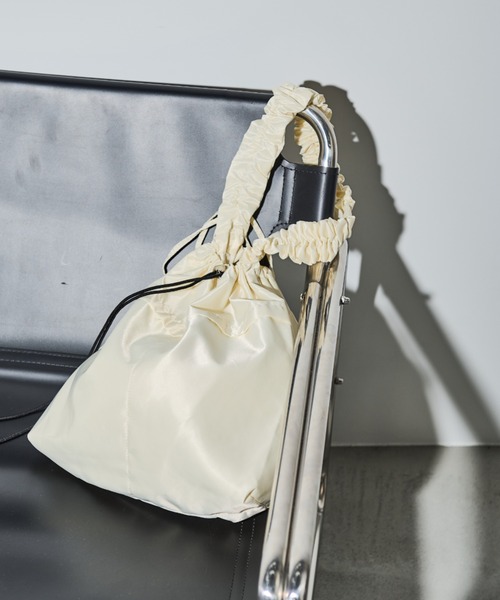 Shelly island（シェリーアイランド）の「ギャザーハンドルショルダーBAG（ショルダーバッグ・レディース・アイボリー/ブラック/グレー・FREE）」の6枚目の写真