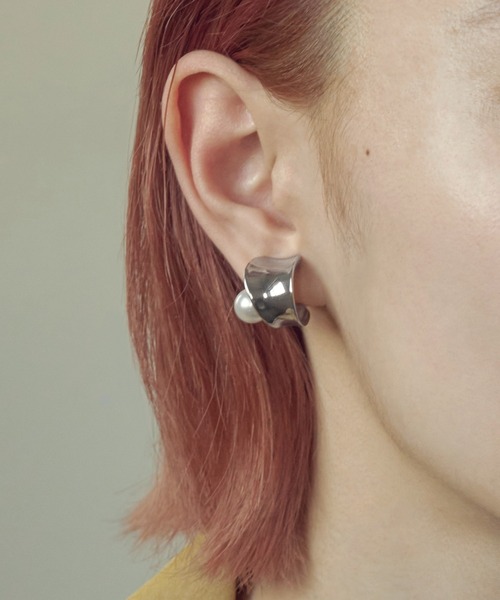 GOLDY（ゴールディ）の「カーヴィー メタル パール イヤリング（イヤリング・レディース・ゴールド/シルバー系その他/ゴールド系その他/シルバー・FREE）」の2枚目の写真