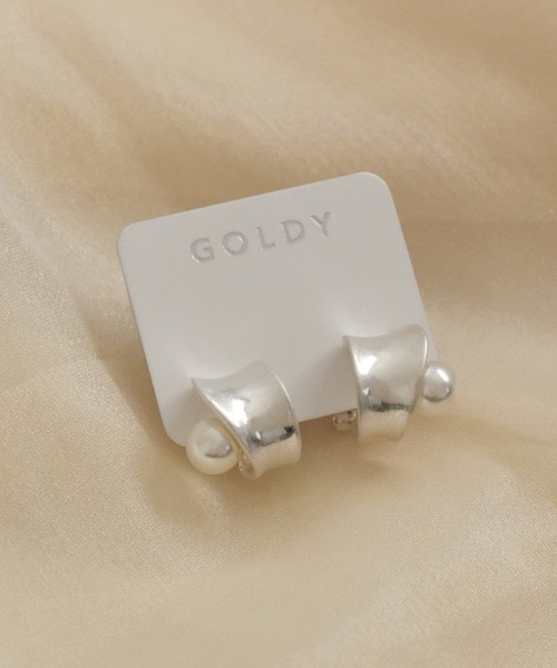 GOLDY（ゴールディ）の「カーヴィー メタル パール イヤリング（イヤリング・レディース・ゴールド/シルバー系その他/ゴールド系その他/シルバー・FREE）」の6枚目の写真
