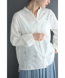 草花のいぶき感じる刺繍シャツブラウス