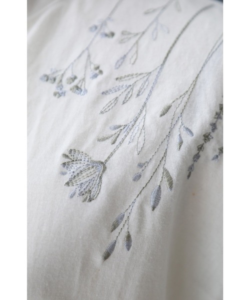 cawaii(カワイイ)の「草花のいぶき感じる刺繍シャツブラウス(シャツ/ブラウス・レディース・ホワイト・FREE)」の3枚目の写真