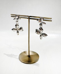Noela（ノエラ）の「ダブルメタルフラワーピアス（ピアス（両耳用））」