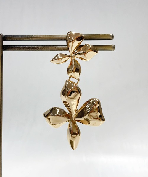 NOELA(ノエラ)の「ダブルメタルフラワーピアス(ピアス(両耳用)・レディース・ゴールド/シルバー・フリー)」の4枚目の写真