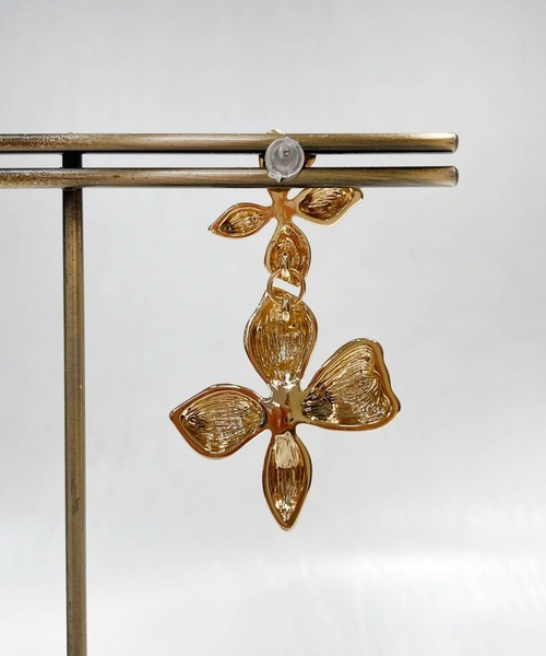 NOELA(ノエラ)の「ダブルメタルフラワーピアス(ピアス(両耳用)・レディース・ゴールド/シルバー・フリー)」の5枚目の写真