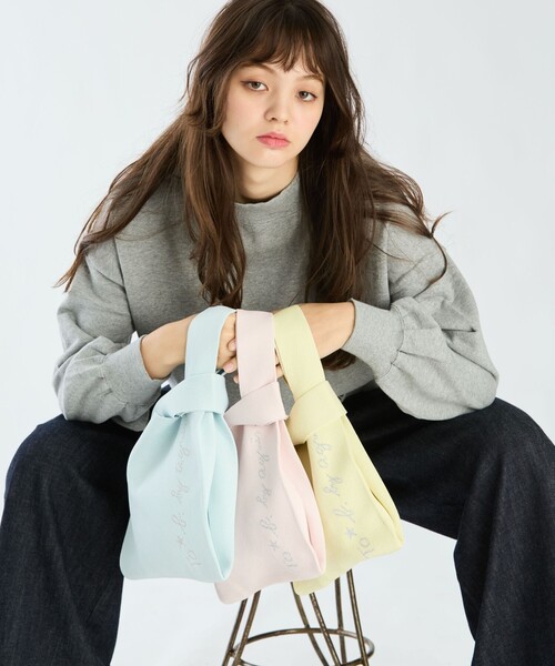 To b. by agnes b.（トゥービーバイアニエスベー）の「ニット ロゴ トートバッグ（トートバッグ・レディース・ピンク・FREE）」の2枚目の写真