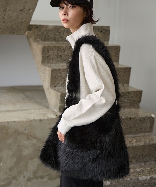 PAGEBOY(ページボーイ)の「シャギーファーショルダーBAG(ショルダーバッグ・レディース・ブルー/オフホワイト/ブラック・FREE)」の7枚目の写真