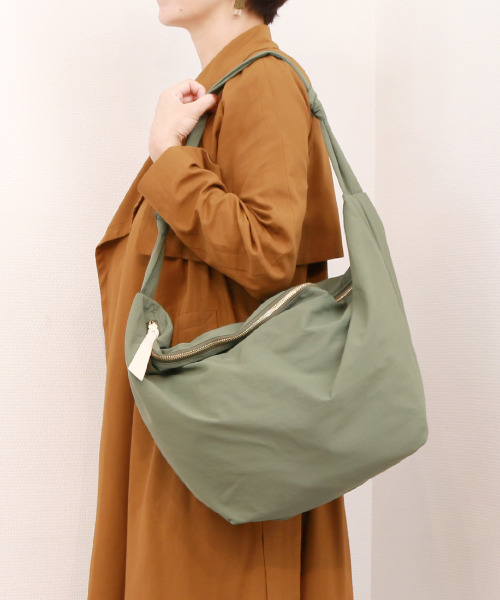 cache cache(カシュ カシュ)の「カシュカシュ cachecache / シワナイロンビッグバッグ(ショルダーバッグ・レディース・パープル/キャメル/カーキ/ブラック・FREE)」の3枚目の写真