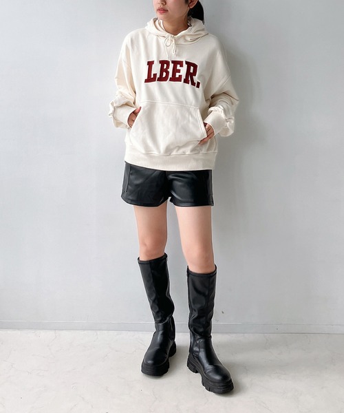 AS KNOW AS plus（アズノゥアズプラス）の「◇フロントロゴ アソートデザイン ビッグシルエットパーカー（パーカー・レディース・ブラック/アイボリー/ブラウン/ネイビー/レッド系/グレー系/ブラック系・FREE）」の12枚目の写真