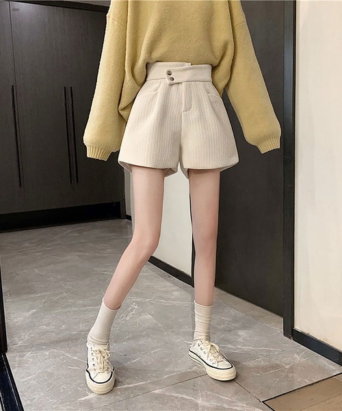 Asterellivi(アステレリビ)の「金ボタン コーデュロイ ショートパンツ(その他パンツ・レディース・ライトベージュ/ブラック・XL/L/M/S)」の4枚目の写真