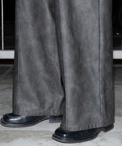 Perushu（ペルーシュ）の「ヴィンテージライク合皮レザーワイドパンツ