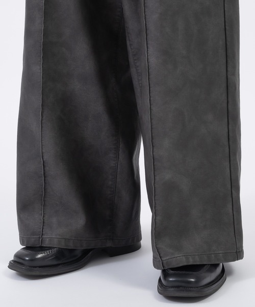 Perushu（ペルーシュ）の「ヴィンテージライク合皮レザーワイドパンツ