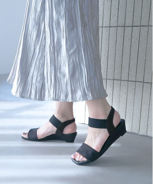 enchanted（エンチャンテッド）の「ワンストラップマテリアルゴムウエッジサンダル（サンダル・レディース・ブラック/ブルーグレー/ベージュ・S/M/L/LL）」の2枚目の写真