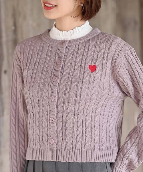 rps(アールピーエス)の「ハート刺繍ケーブルニットクルーネックカーディガン(カーディガン/ボレロ・レディース・グレー系その他/その他/ラベンダー/ベージュ系その他/グレイッシュベージュ・フリー)」の4枚目の写真