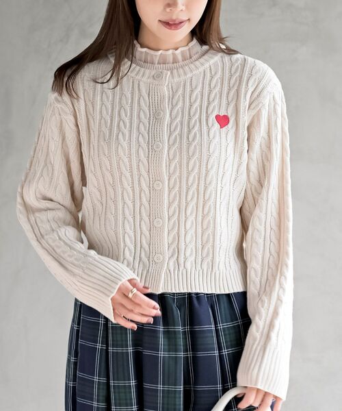 rps(アールピーエス)の「ハート刺繍ケーブルニットクルーネックカーディガン(カーディガン/ボレロ・レディース・グレー系その他/その他/ラベンダー/ベージュ系その他/グレイッシュベージュ・フリー)」の1枚目の写真