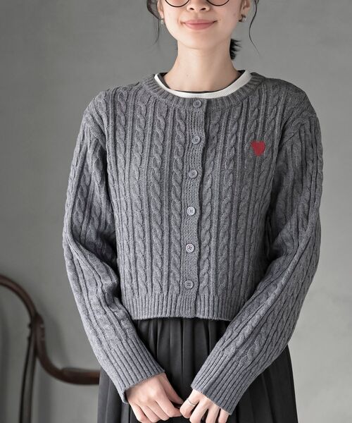 rps(アールピーエス)の「ハート刺繍ケーブルニットクルーネックカーディガン(カーディガン/ボレロ・レディース・グレー系その他/その他/ラベンダー/ベージュ系その他/グレイッシュベージュ・フリー)」の10枚目の写真