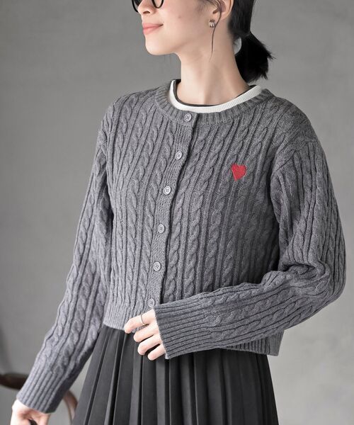 rps(アールピーエス)の「ハート刺繍ケーブルニットクルーネックカーディガン(カーディガン/ボレロ・レディース・グレー系その他/その他/ラベンダー/ベージュ系その他/グレイッシュベージュ・フリー)」の11枚目の写真