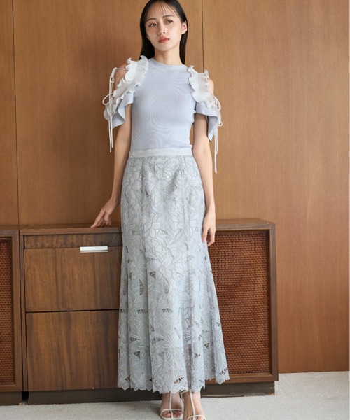 SNIDEL(スナイデル)の「カットワークセミフレアスカート(スカート・レディース・グレー/ブラック/アイボリー・0/1)」の3枚目の写真