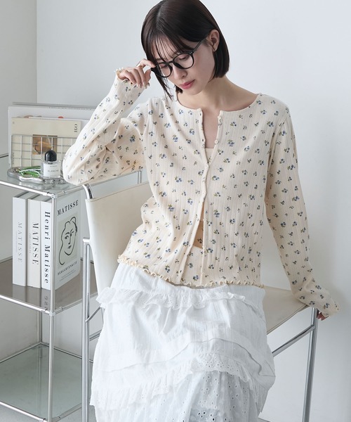 forksy.（フォルクシー）の「【forksy.】小花柄 メローキャミ＆カーディガン セット（アンサンブル・レディース・アイボリー/ブラック/オフホワイト・FREE）」の2枚目の写真