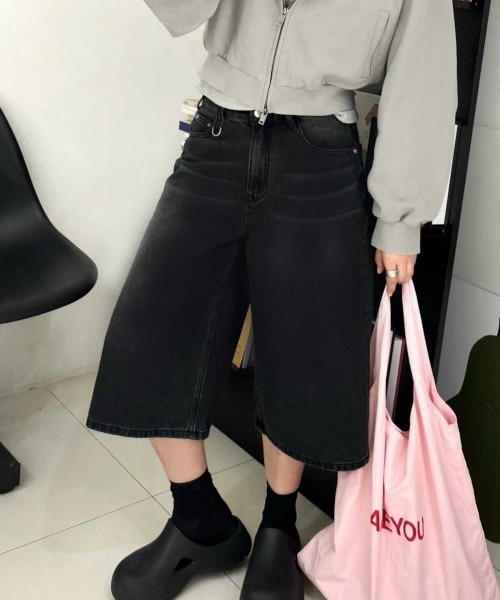 NO WAY(ノーウェイ)の「/スーパービッグサイズデニムハーフワイドパンツ/Dカン付き/ヴィンテージ風加工/Y2K (MA/EK97)(デニムパンツ・レディース・ブラック/ブルー・1/2)」の4枚目の写真