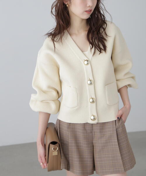 FREE'S MART（フリーズマート）の「◆ゴールドアクセントボタンＶネックカーディガン（カーディガン/ボレロ・レディース・ブラック/ピンク/ホワイト・FREE）」の2枚目の写真