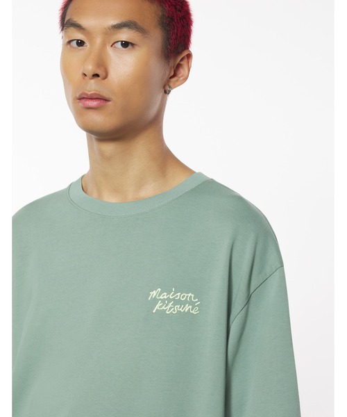 Maison Kitsune（メゾンキツネ）の「MAISON KITSUNE HANDWRITING EMBROIDERY OVERSIZE TEE（Tシャツ/カットソー・メンズ・ライトイエロー/ブルー系その他/グレー/ブラック×ホワイト/ホワイト×ブラック・XS/S/M/L/XL/XXS/XXL）」の4枚目の写真