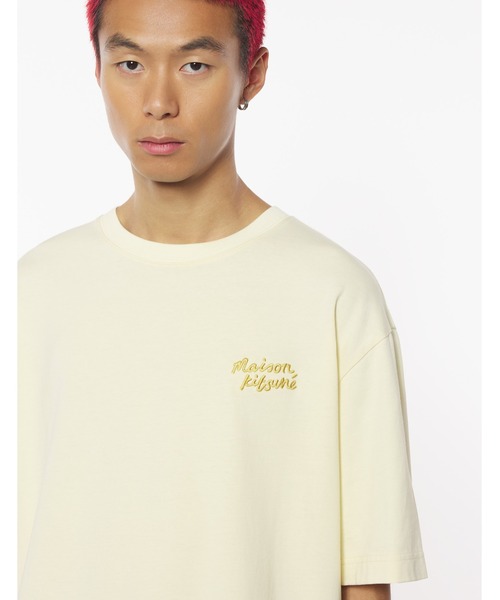 Maison Kitsune（メゾンキツネ）の「MAISON KITSUNE HANDWRITING EMBROIDERY OVERSIZE TEE（Tシャツ/カットソー・メンズ・ライトイエロー/ブルー系その他/グレー/ブラック×ホワイト/ホワイト×ブラック・XS/S/M/L/XL/XXS/XXL）」の5枚目の写真