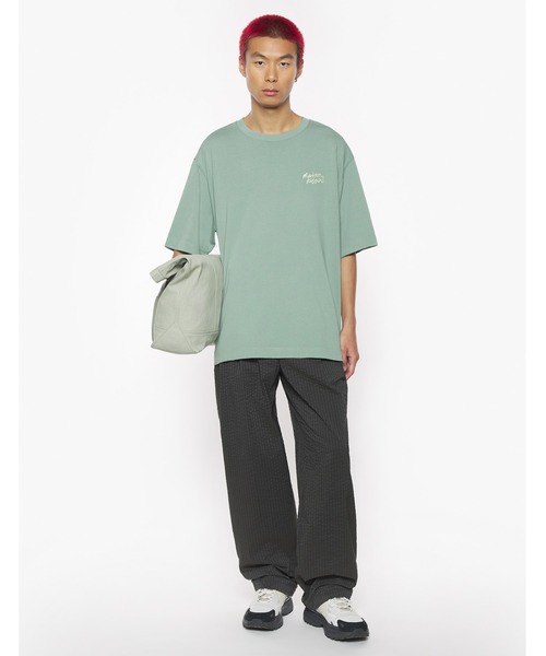 Maison Kitsune（メゾンキツネ）の「MAISON KITSUNE HANDWRITING EMBROIDERY OVERSIZE TEE（Tシャツ/カットソー・メンズ・ライトイエロー/ブルー系その他/グレー/ブラック×ホワイト/ホワイト×ブラック・XS/S/M/L/XL/XXS/XXL）」の12枚目の写真