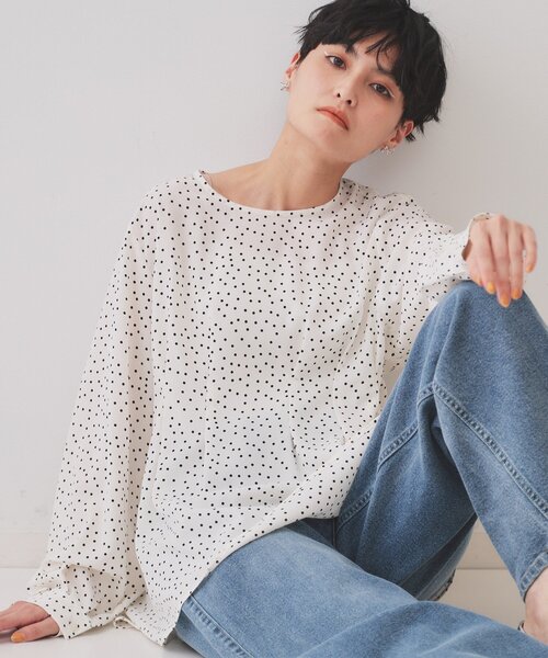 OPAQUE.CLIP（オペークドットクリップ）の「ドットプリントタックブラウス【洗濯機洗い可】（シャツ/ブラウス・レディース・ブラック系/ネイビー系/ホワイト系3・40/38）」の2枚目の写真