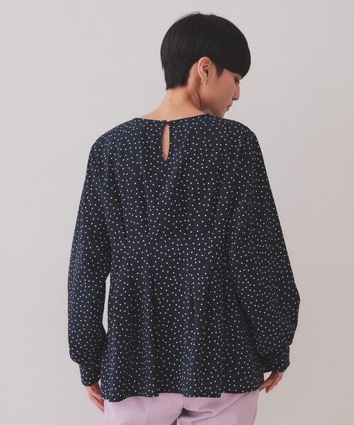 OPAQUE.CLIP（オペークドットクリップ）の「ドットプリントタックブラウス【洗濯機洗い可】（シャツ/ブラウス・レディース・ブラック系/ネイビー系/ホワイト系3・40/38）」の7枚目の写真