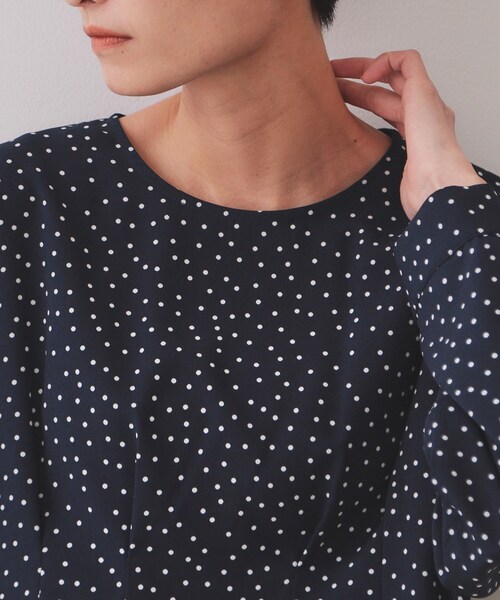 OPAQUE.CLIP（オペークドットクリップ）の「ドットプリントタックブラウス【洗濯機洗い可】（シャツ/ブラウス・レディース・ブラック系/ネイビー系/ホワイト系3・40/38）」の6枚目の写真