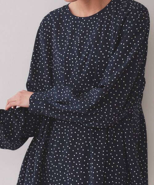OPAQUE.CLIP（オペークドットクリップ）の「ドットプリントタックブラウス【洗濯機洗い可】（シャツ/ブラウス・レディース・ブラック系/ネイビー系/ホワイト系3・40/38）」の4枚目の写真