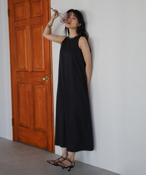 Vネック ワンピース ロング 無地 Aライン バックオープン リボン ENC（エンク）の「back open A line long one piece / バック