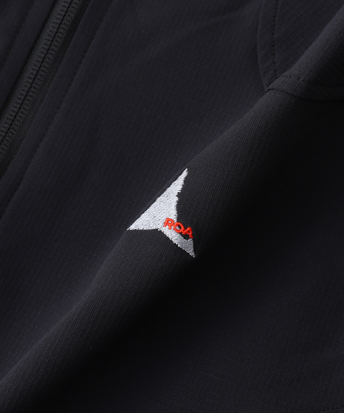 ROA(ロア)の「ROA / ロア SOFTSHELL RBMW0240FA187(ナイロンジャケット・メンズ・ブラック・SMALL/MEDIUM)」の4枚目の写真