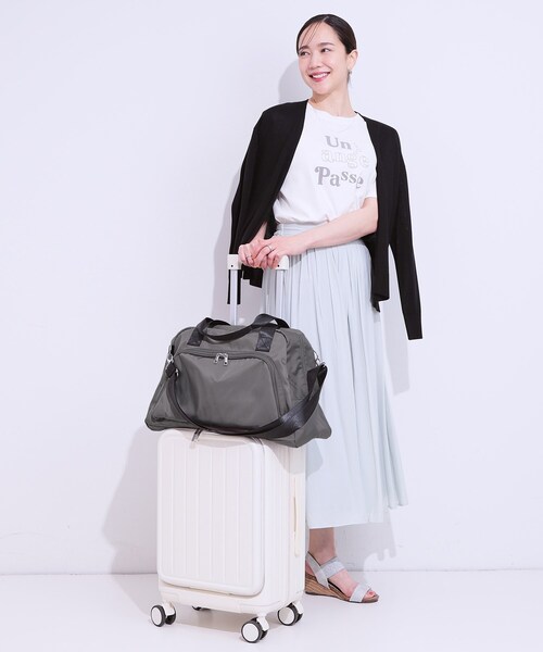 SHOO・LA・RUE（シューラルー）の「【撥水】キャリーオンボストンバッグ（ボストンバッグ・レディース・ブラック/ダークグレー・00）」の4枚目の写真