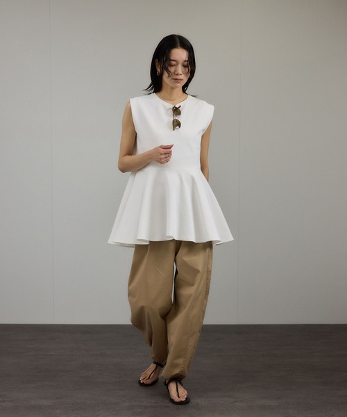 SALON adam et rope'(サロン アダム エ ロペ)の「【WEB限定】ショルダータックペプラムプルオーバー(Tシャツ/カットソー・レディース・ベージュ系その他/ブラック/オフホワイト・FREE)」の5枚目の写真