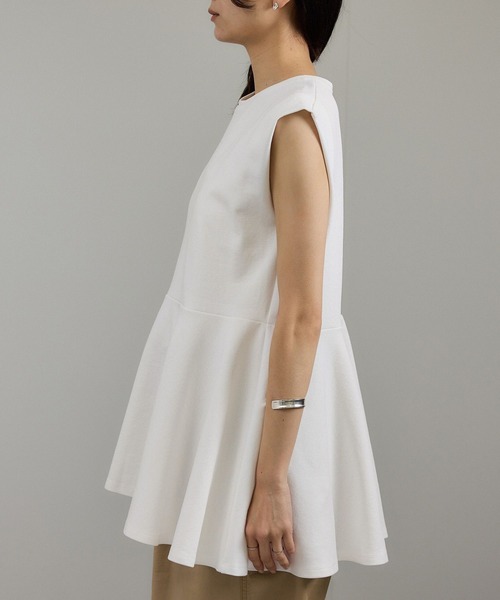 SALON adam et rope'(サロン アダム エ ロペ)の「【WEB限定】ショルダータックペプラムプルオーバー(Tシャツ/カットソー・レディース・ベージュ系その他/ブラック/オフホワイト・FREE)」の17枚目の写真