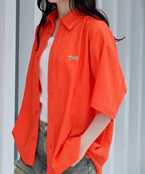 PENNEYS(ぺニーズ)の「PENNEYS/ペニーズ 別注 THE FOX ロゴ ワンポイントワッペン刺繍 レースシアールーズ半袖シャツ(シャツ/ブラウス・メンズ・ブルー系/グレイッシュベージュ/ブラック/ライトグリーン/レッド/チャコールグレー・S/M/L)」の6枚目の写真