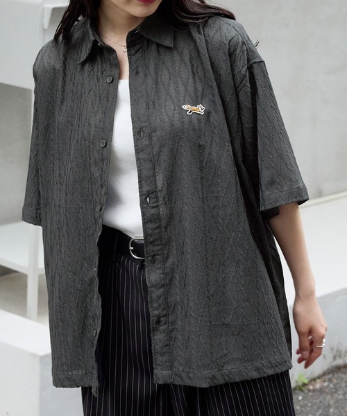 PENNEYS(ぺニーズ)の「PENNEYS/ペニーズ 別注 THE FOX ロゴ ワンポイントワッペン刺繍 レースシアールーズ半袖シャツ(シャツ/ブラウス・メンズ・ブルー系/グレイッシュベージュ/ブラック/ライトグリーン/レッド/チャコールグレー・S/M/L)」の1枚目の写真